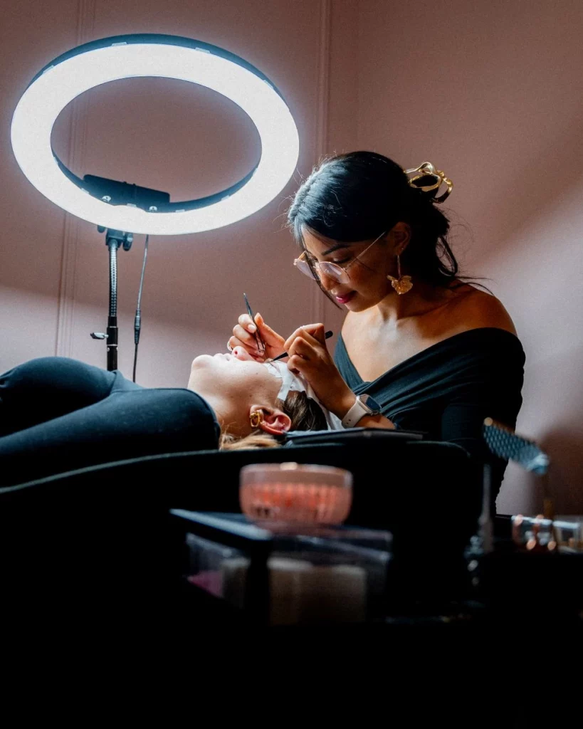 Pose d'extensions de cils par solashes