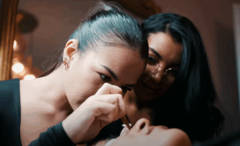 formatrice en pose d'extension de cils avec une eleve