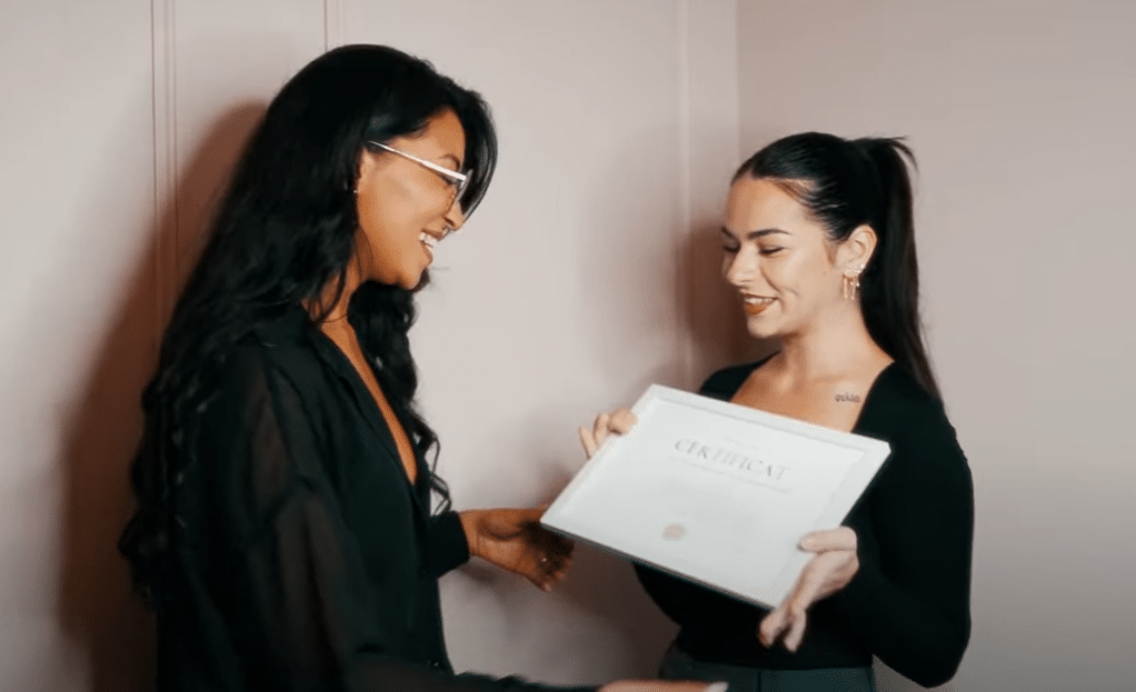 formatrice en pose d'extension de cils avec une eleve